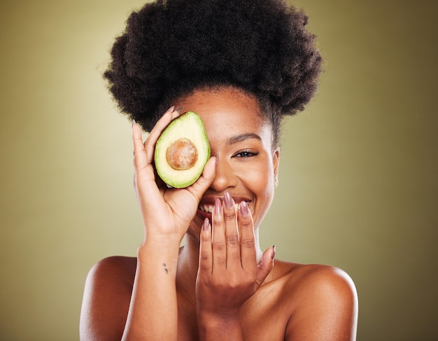 ヘルスケア ダイエット皮膚科の健康や栄養のための緑のスタジオの背景に黒人女性の笑いやアボカドのスキンケア