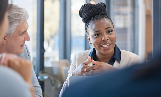 Foto leadership della donna di colore e incontro per la pianificazione o la strategia di idee imprenditoriali in ufficio leader femminile afroamericano nella gestione per proposte di conferenze o discussioni sul posto di lavoro