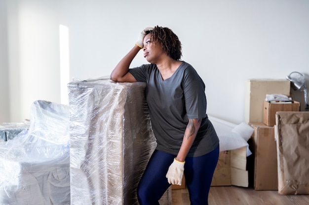 Photo black woman moving furniture