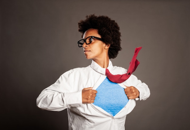 Photo black woman opening her shirt like a superhero