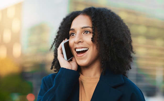 Телефонный звонок чернокожей женщины и городское путешествие человека, счастливого онлайн и веб-коммуникации 5g Сетевой разговор женщины с мобильными технологиями онлайн-чата в Интернете на открытом воздухе с улыбкой