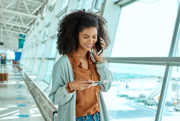 黒人女性の電話と出張や休暇での通信と飛行機のチケット空港での旅行 幸せなスマートフォンと旅行での休暇 会議やテクノロジーを使ったコンベンション