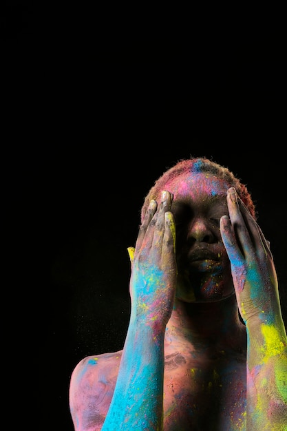 Photo black woman posing with colorful powder