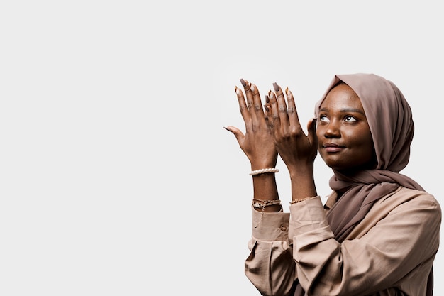 Photo black woman pray in god. religious girl. islamic religion