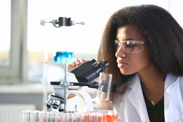 Scienziato della donna di colore al laboratorio