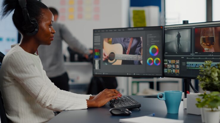 Photo black woman video editor editing new project film montage sitting in modern creative agency office c...