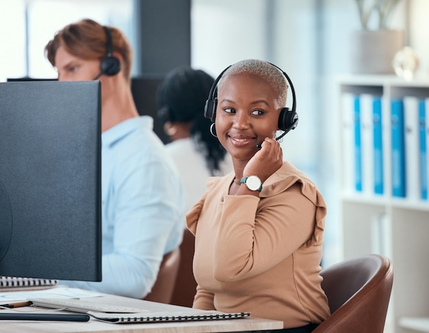 콜센터 고객 서비스 또는 온라인 헬프 데스크 사무실에서 일하는 흑인 여성, 고객 또는 고객과의 대화에 대해 커뮤니케이션 컨설팅 및 텔레마케팅 컨설턴트가 영업 기회를 제공합니다.
