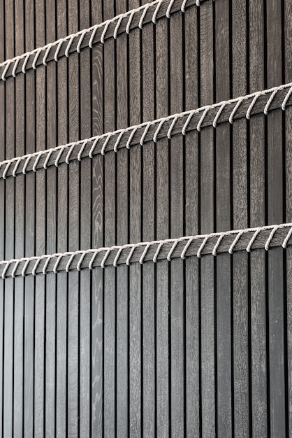 Photo black wooden battens with white ropes