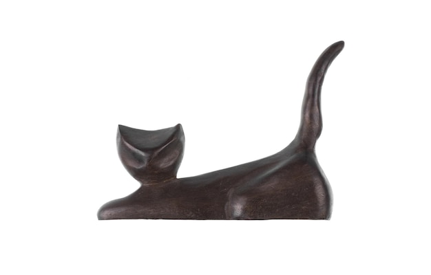 Gatto decorativo in legno nero isolato su sfondo bianco