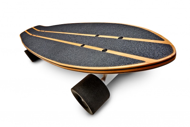 分離された黒と木製のスケートボード
