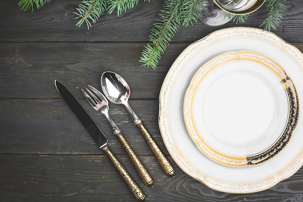 スタイリッシュなクリスマステーブルの設定と黒の木製テーブル