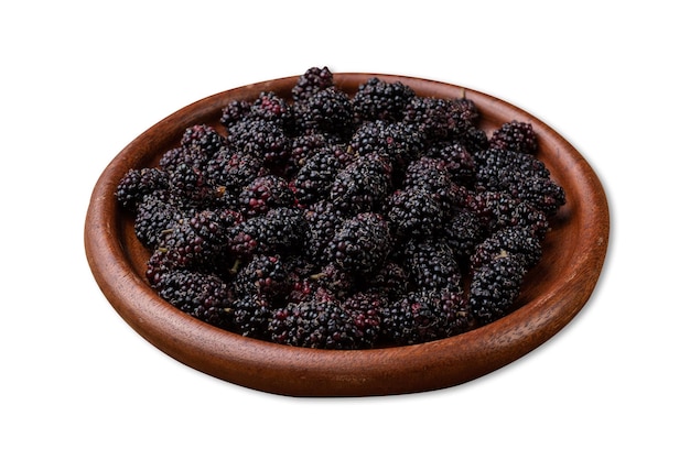 Foto blackberries in een bord op een houten tafel geïsoleerd op een witte achtergrond