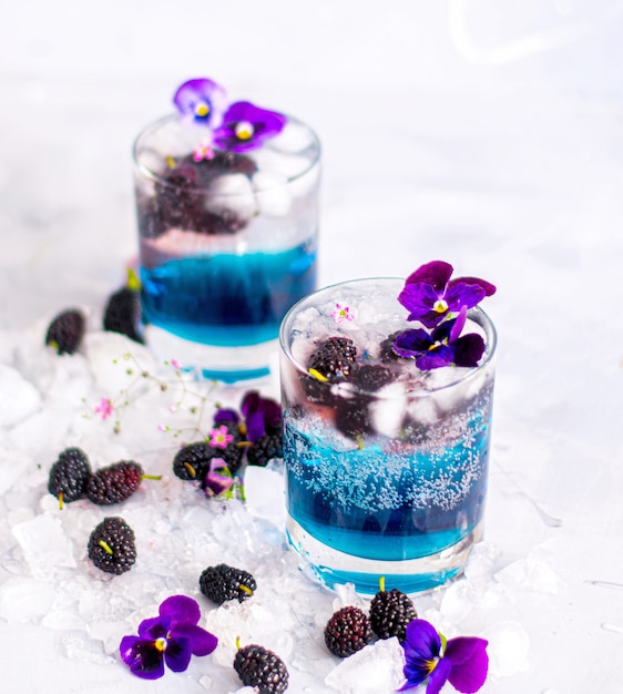 Foto blackberry-blauwe dranken en fruit