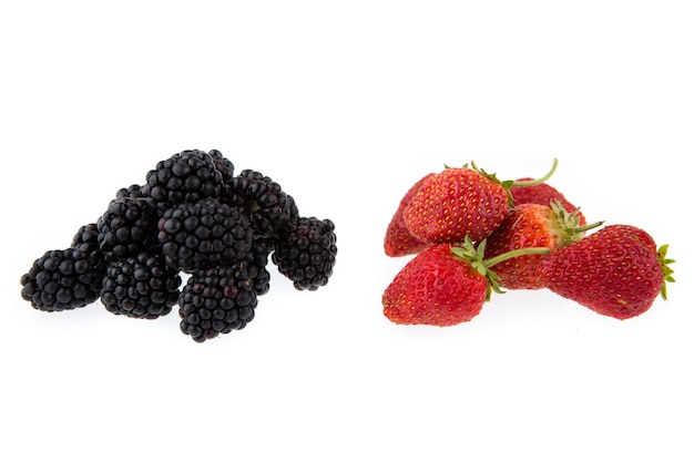 Blackberry en aardbei geïsoleerd op witte achtergrond