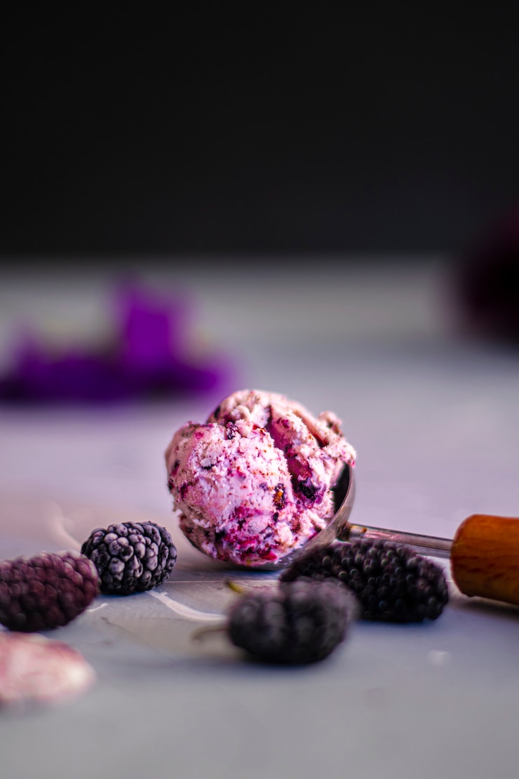 Фотография мороженое из ежевики с замороженными фруктами