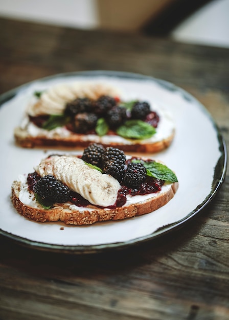 Marmellata di more con crema di vegani su pane tostato