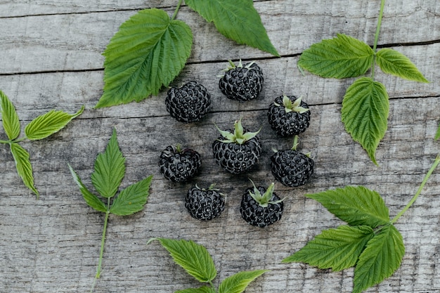 Blackberry op houten tafel.