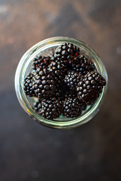 Blackberry verse, sappige, zoete bessen oogsten biologische maaltijd snack kopieer ruimte voedsel achtergrond rustiek