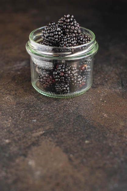 Blackberry zoete bessen rijpe sappige oogst vitamine biologische maaltijd snack kopieer ruimte voedsel achtergrond