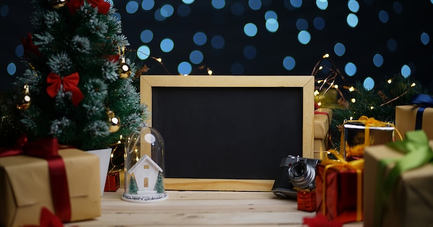 Blackboard Between Christmas Decoration. Ruimte kopiëren