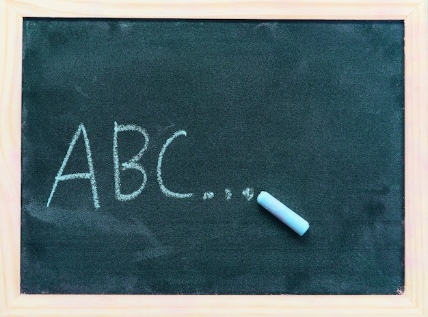 Foto blackboard bord of bord met horizontale en banner / schoolbord textuur krijt tekenen en schrijven abc voor onderwijs in schoolbord