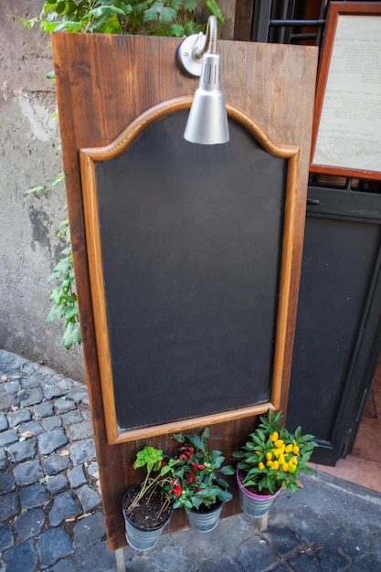Photo blackboard in cafe on one of narrow streets in rome