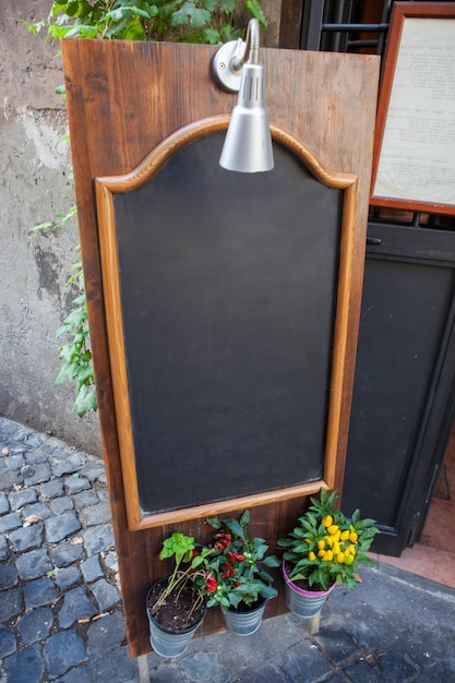 Foto lavagna in caffè in una delle strade strette di roma