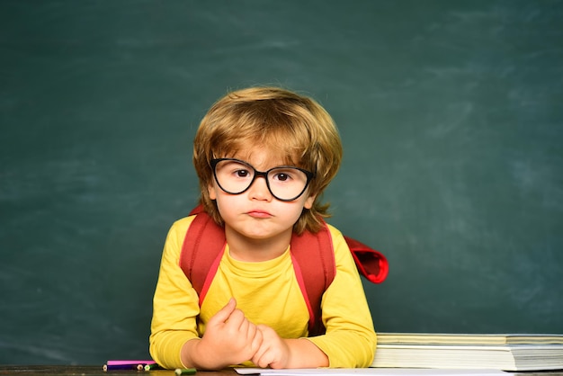 黒板コピースペース学校のレッスン学校の学校のいじめでいじめられている小さな男の子