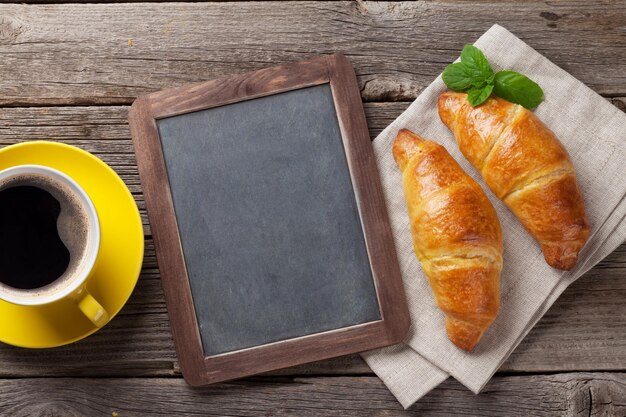 Photo blackboard croissants and coffee