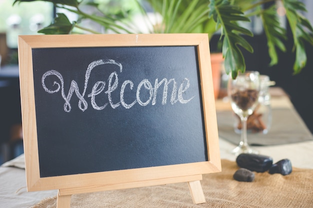 Photo blackboard sign with welcome message in coffee shop