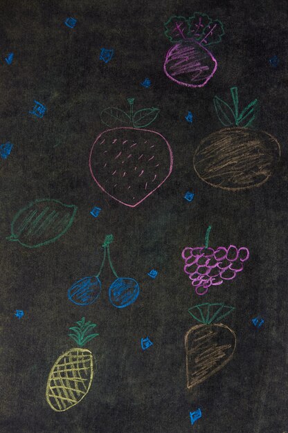 Photo a blackboard with chalk drawings of fruits and vegetables.