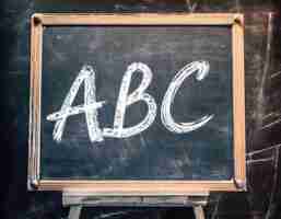 Photo a blackboard with the letters abc on it