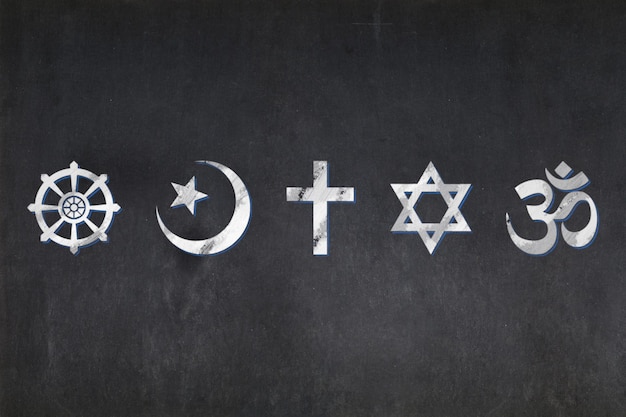 Foto lavagna con i simboli delle cinque religioni più importanti