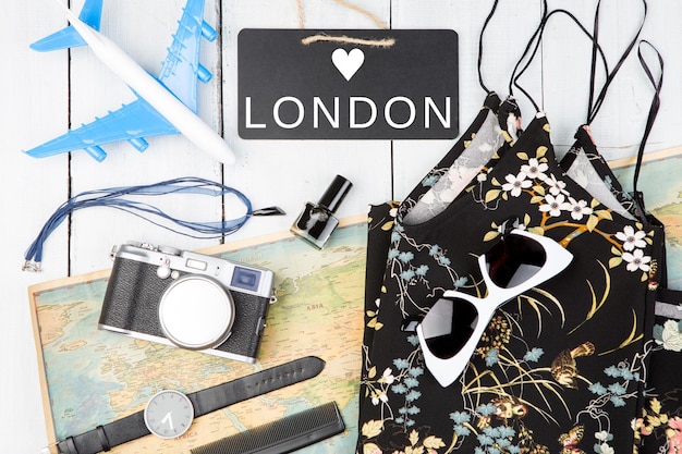 Доска с текстом LOVE LONDON карта самолета солнцезащитные очки часы камера