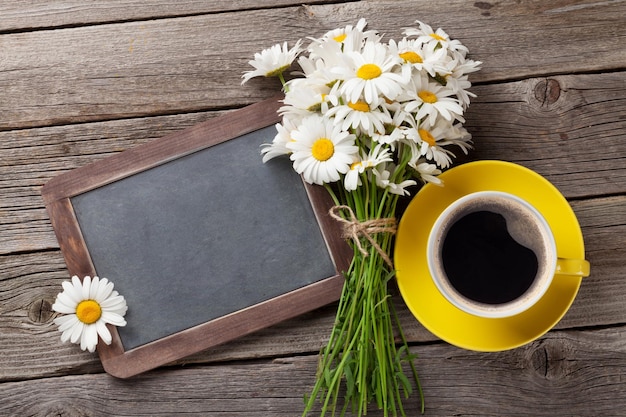 テキストの花とコーヒーの黒板