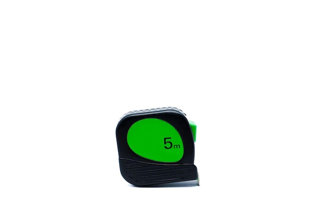 Черно-зеленая рулетка на белом фоне с копировальным пространством Строительный инструмент