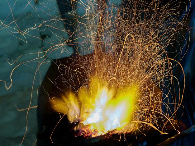 Foto blacksmith vuur in een middeleeuwse beurs onteniente spanje