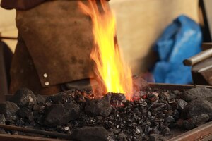 Foto blacksmith working with fire.