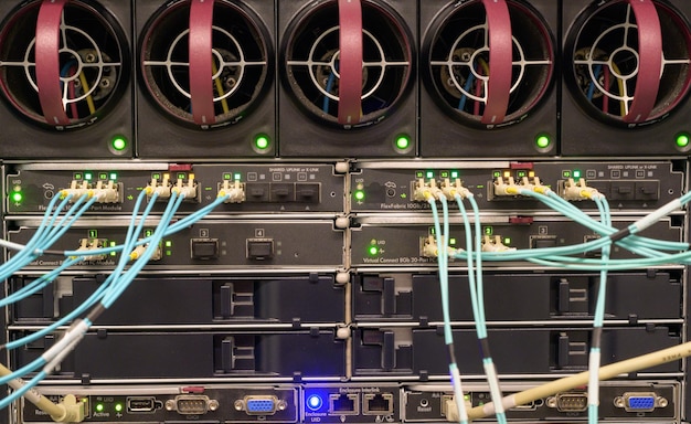 Foto blade enclosure in data center - rete bladecenter in un rack server