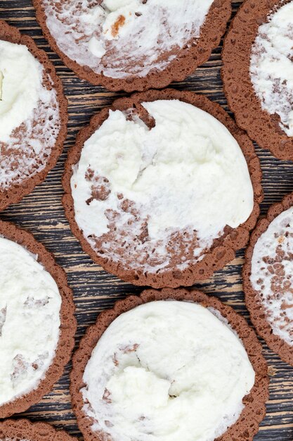 Bladerdeeg met romige vulling met vanillesmaak, zoete koekjes met melkvulling