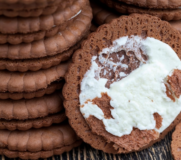 Bladerdeeg met romige vulling met vanillesmaak, zoete koekjes met melkvulling