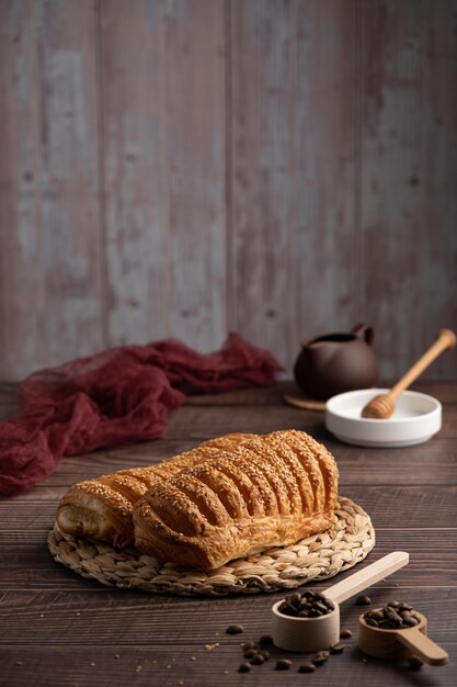 Bladerdeegbroodje met sesam en gecondenseerde melk, huisgemaakt gebak en zoetigheden, gebakjes voor bij de thee