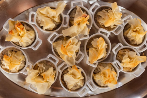 Foto bladerdeegbundels met gebakken tonijn gastronomische buffetmaaltijden