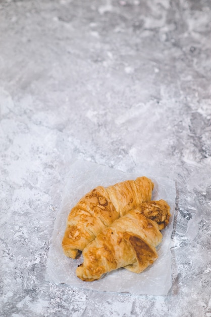 Foto bladerdeegcroissant voor het ontbijt op een lichte achtergrond