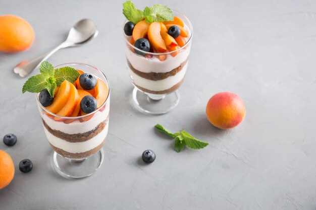 Bladerdeegdessert van chocoladekoekje, roomkaas gegarneerd met verse abrikoos.