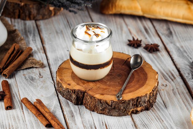 Foto bladerdeeglaag dessertpotje met geroosterde marshmallows