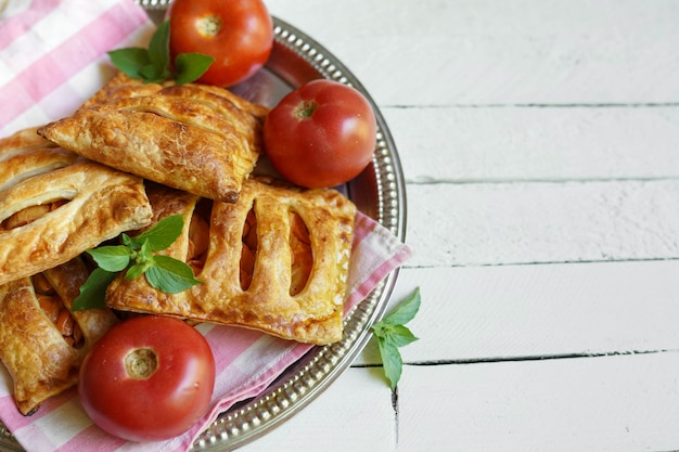 Bladerdeegpastei met rode pesto en munt op houten lijst met plaats voor tekst