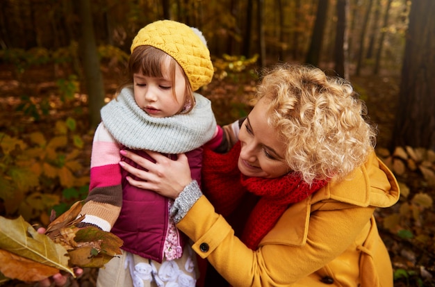 Bladeren verzamelen in het herfstbos