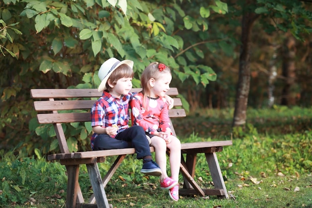 Bladval in het park. kinderen voor een wandeling in het herfstpark. familie. val. geluk.