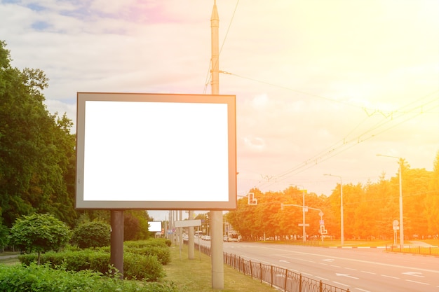 Foto blanco billboard naast de snelweg, de achtergrond voor uw reclame. bespotten.